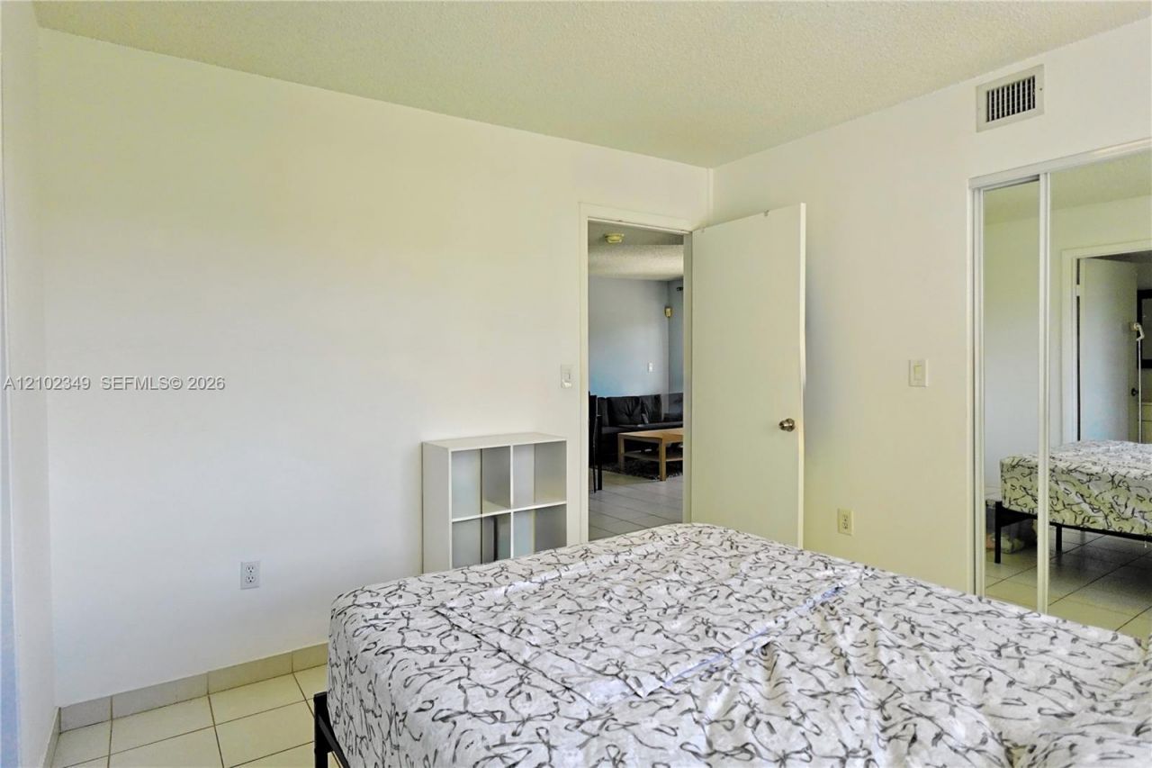 2600 Collins Ave , Unit 308, Miami Beach, FL 33140 Photo