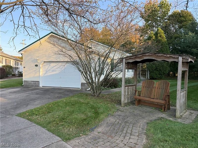 135 Phoenix Drive NW, Dover, OH 44622 Photo 1