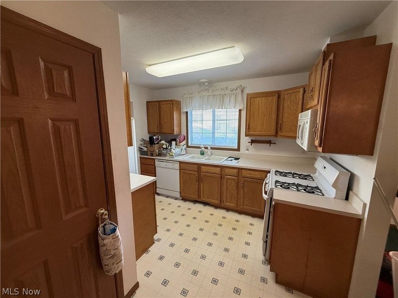 135 Phoenix Drive NW, Dover, OH 44622 Photo 12