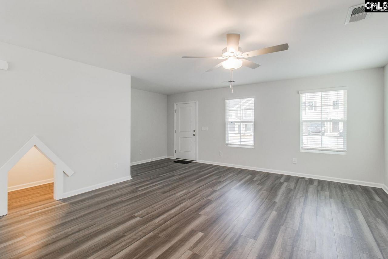 216 Denington Drive  Photo 6