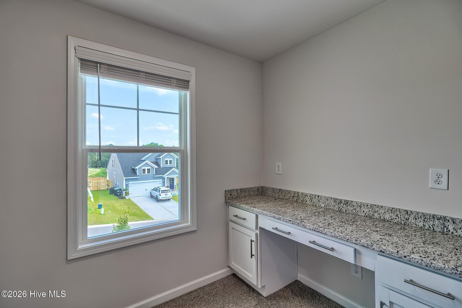 691 Tess Street Photo 24