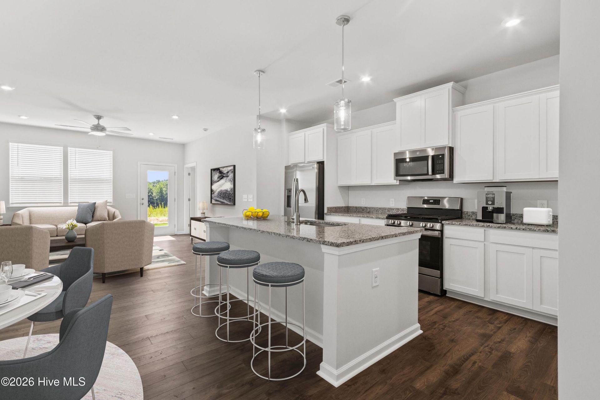 691 Tess Street Photo 5