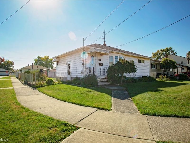14871 S Gallatin Boulevard, Brook Park, OH 44142 Photo 2