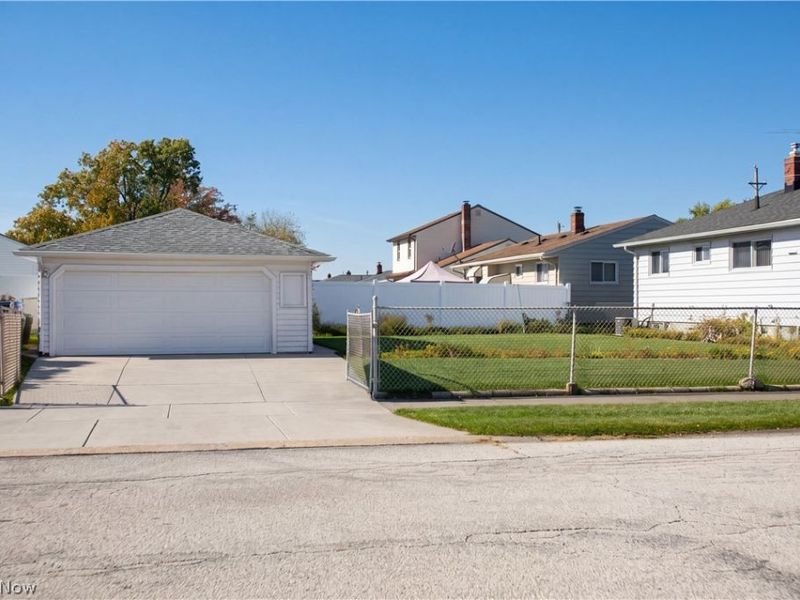 14871 S Gallatin Boulevard, Brook Park, OH 44142 Photo 4