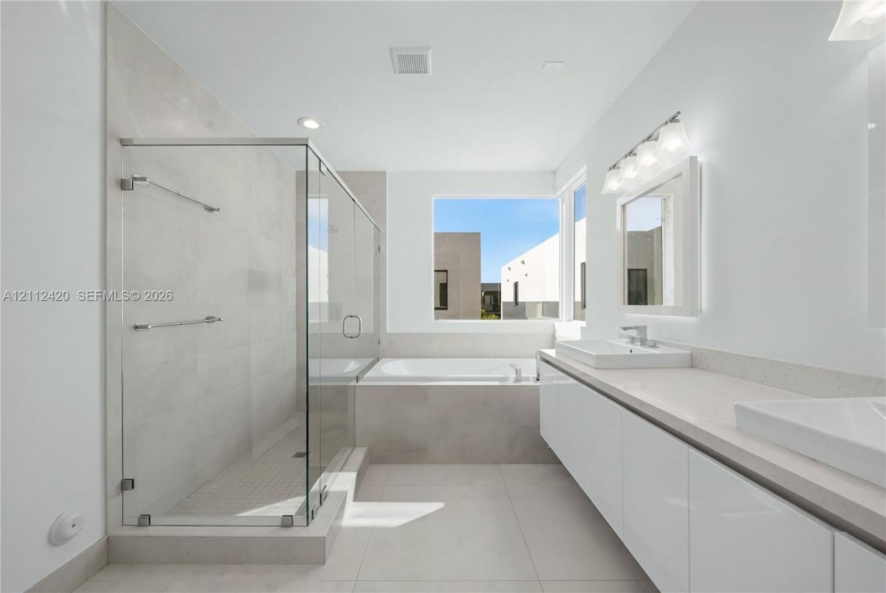 10054 NW 76th Ter, Doral, FL 33178 Photo