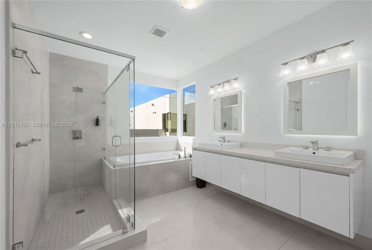 10054 NW 76th Ter, Doral, FL 33178 Photo