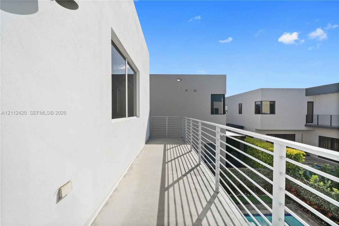 10054 NW 76th Ter, Doral, FL 33178 Photo
