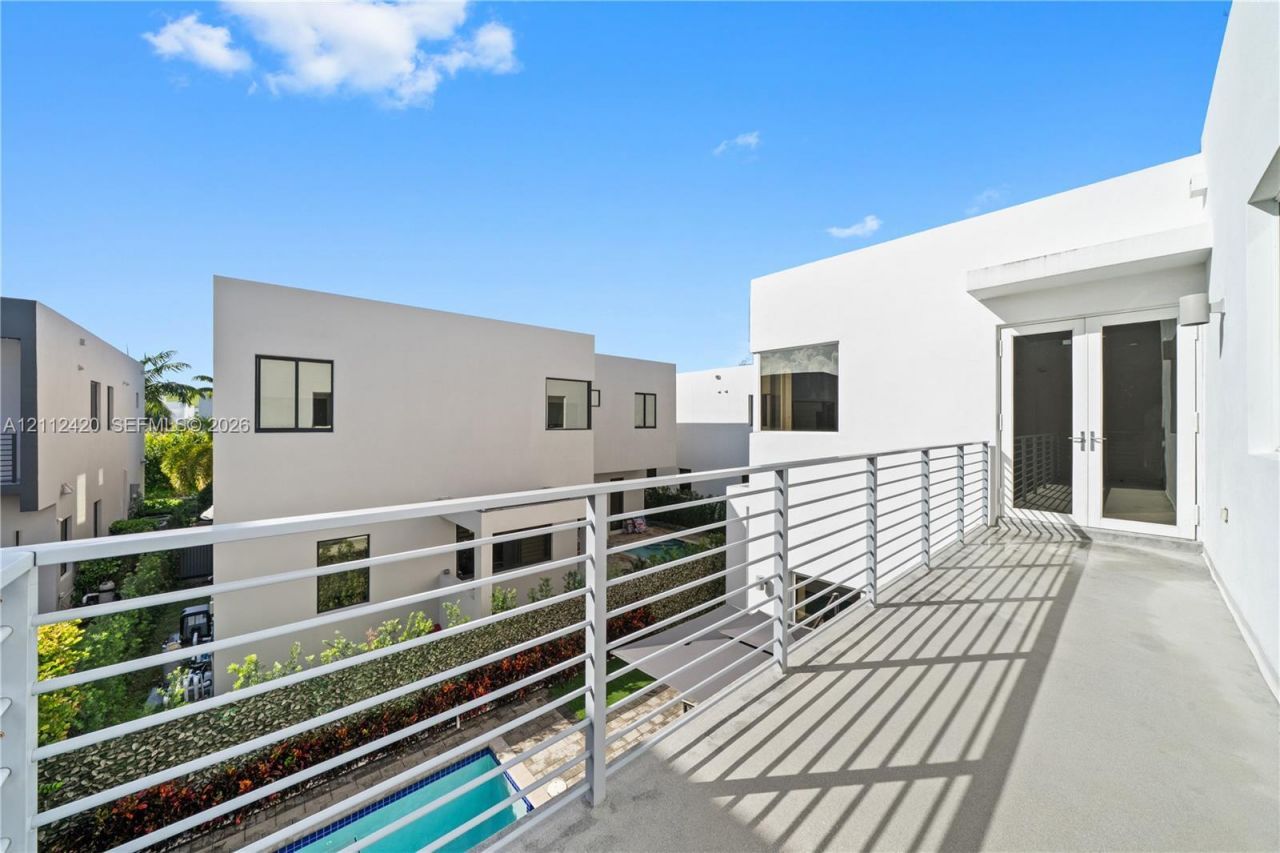 10054 NW 76th Ter, Doral, FL 33178 Photo
