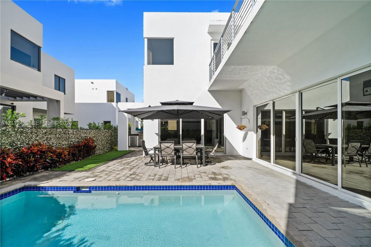 10054 NW 76th Ter, Doral, FL 33178 Photo