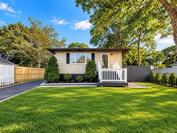 28 Roslyn Avenue , Selden, NY 11784