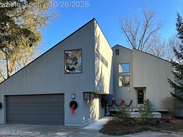 2558 Cedar Lane Court, Hartland Township, Mi 48353