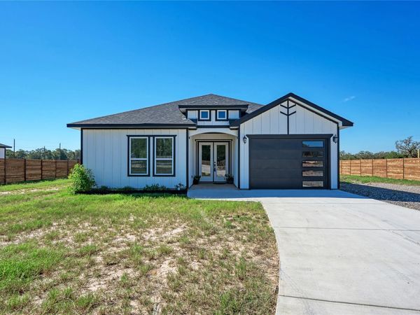113 Los Robles RD , Elgin, TX 78621