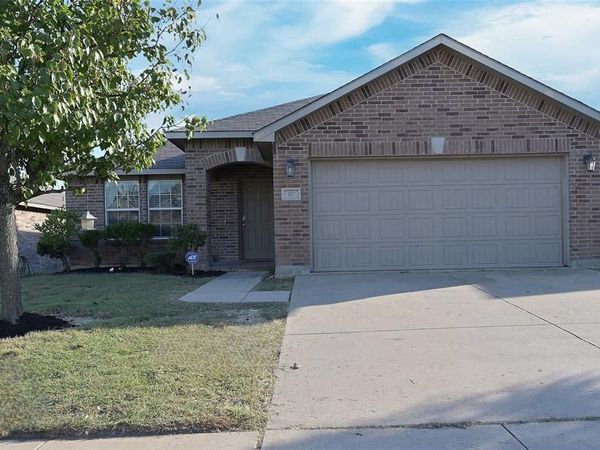 317 Chalkstone Drive , Fort Worth, TX 76131