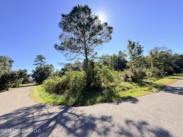 Lorraine Circle, Biloxi, MS 39532