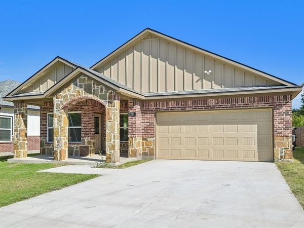 1221 S Rockwall Avenue , Terrell, TX 75160