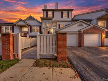 49846 Pointe Crossing , Plymouth Township, Mi 48170