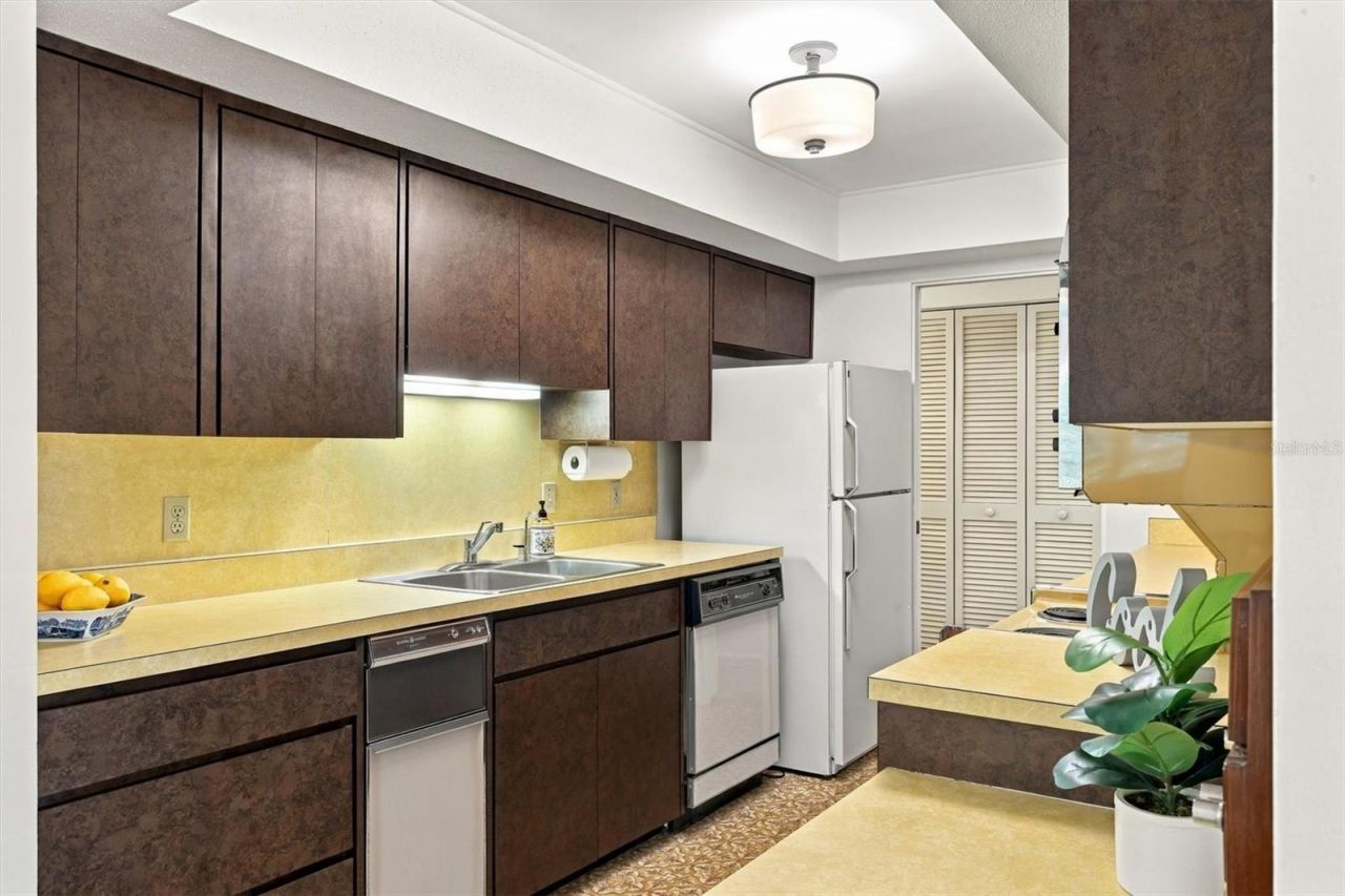 7232 Las Casas Drive , Unit 7232, Sarasota, FL 34243 Photo
