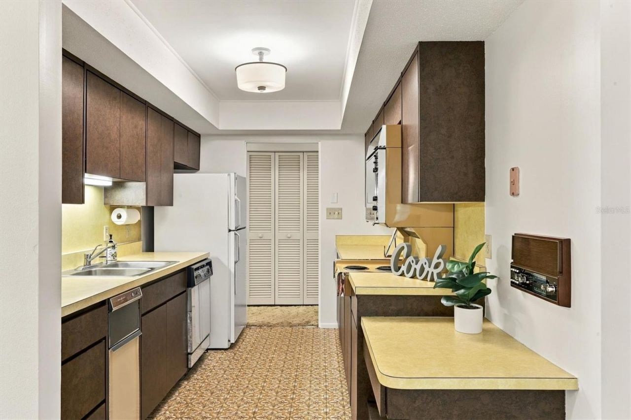 7232 Las Casas Drive , Unit 7232, Sarasota, FL 34243 Photo