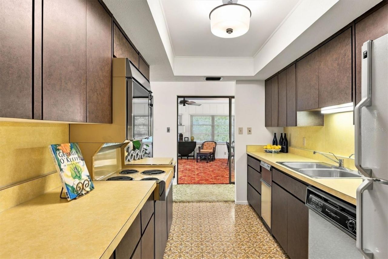 7232 Las Casas Drive , Unit 7232, Sarasota, FL 34243 Photo