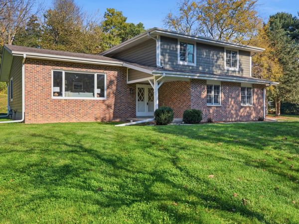 N63W37832 Ramsgate Ct, Oconomowoc, WI 53066