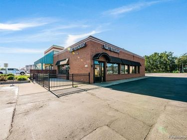 110 W Maple Road Road , Troy, Mi 48084