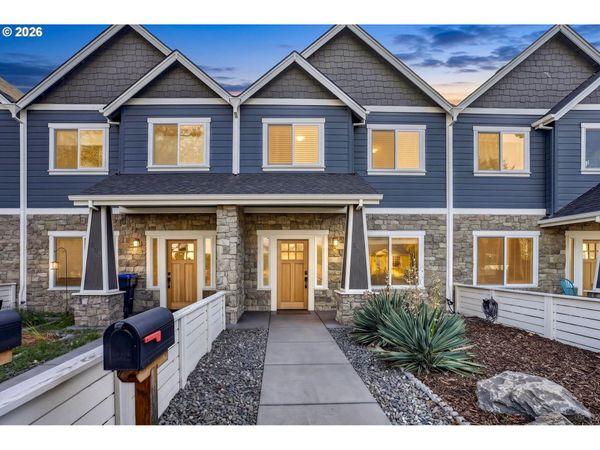 804 W 10TH ST, The Dalles, OR 97058