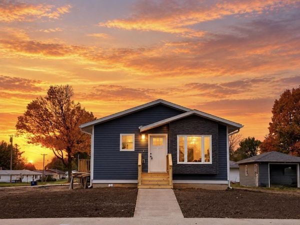 717 F Avenue, Vinton, IA 52349