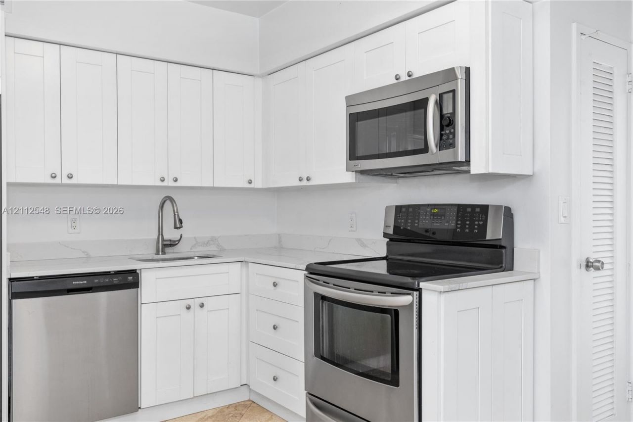 5700 Collins Ave , Unit 10D, Miami Beach, FL 33140 Photo