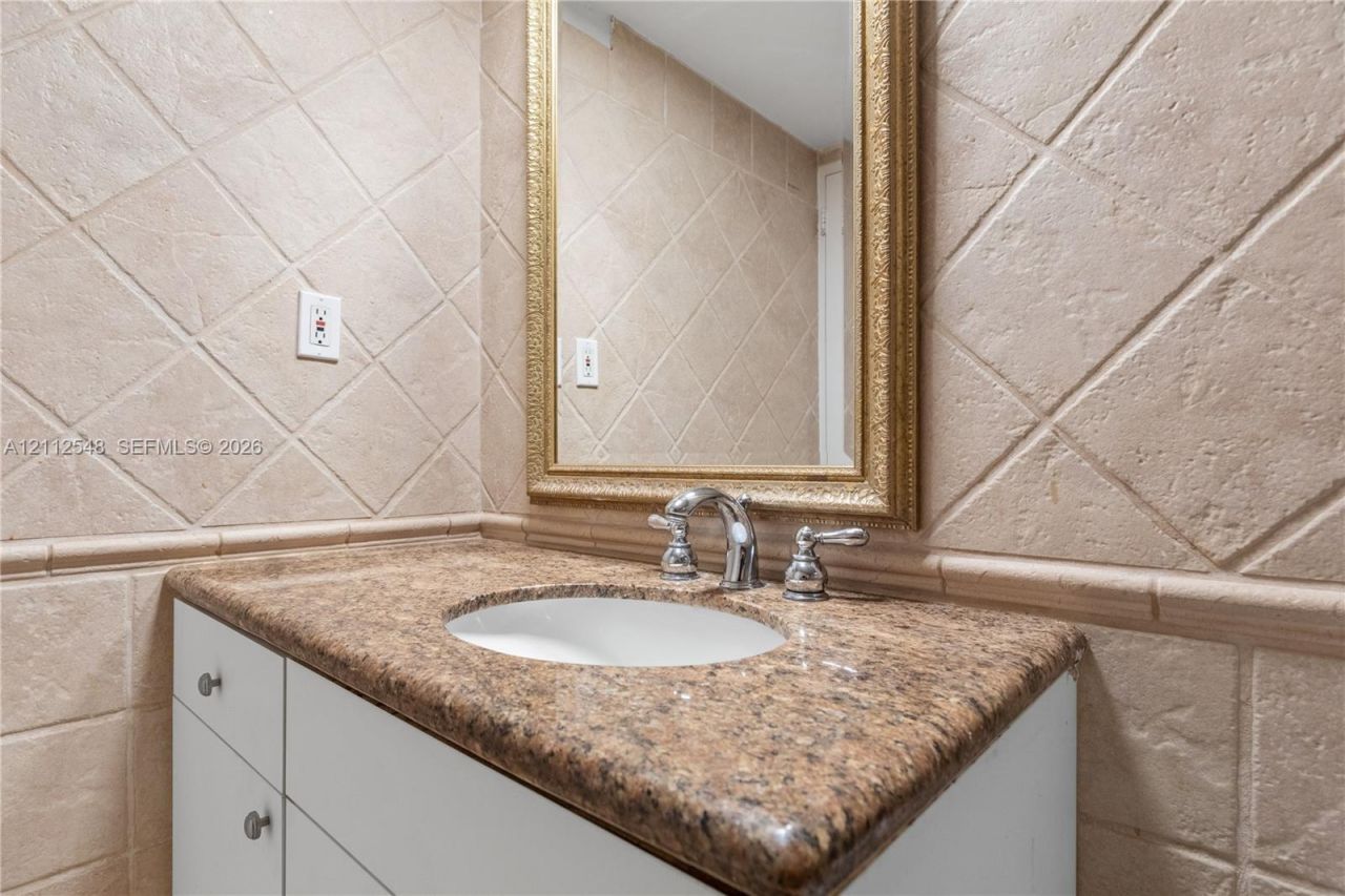 5700 Collins Ave , Unit 10D, Miami Beach, FL 33140 Photo