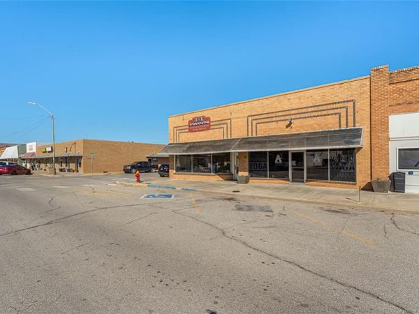 621 Frisco Avenue, Clinton, OK 73601