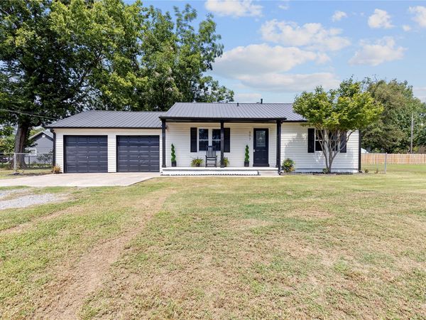 907 SE 4th Street , Wagoner, OK 74467