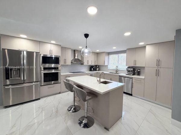 971 W 80th Pl , Hialeah, FL 33014