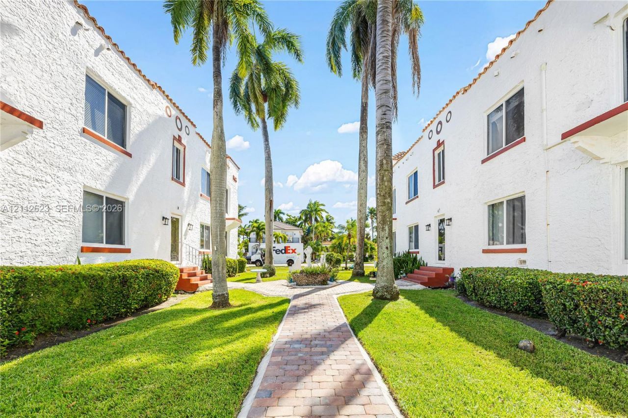817 Tyler St , Unit 10, Hollywood, FL 33019 Photo