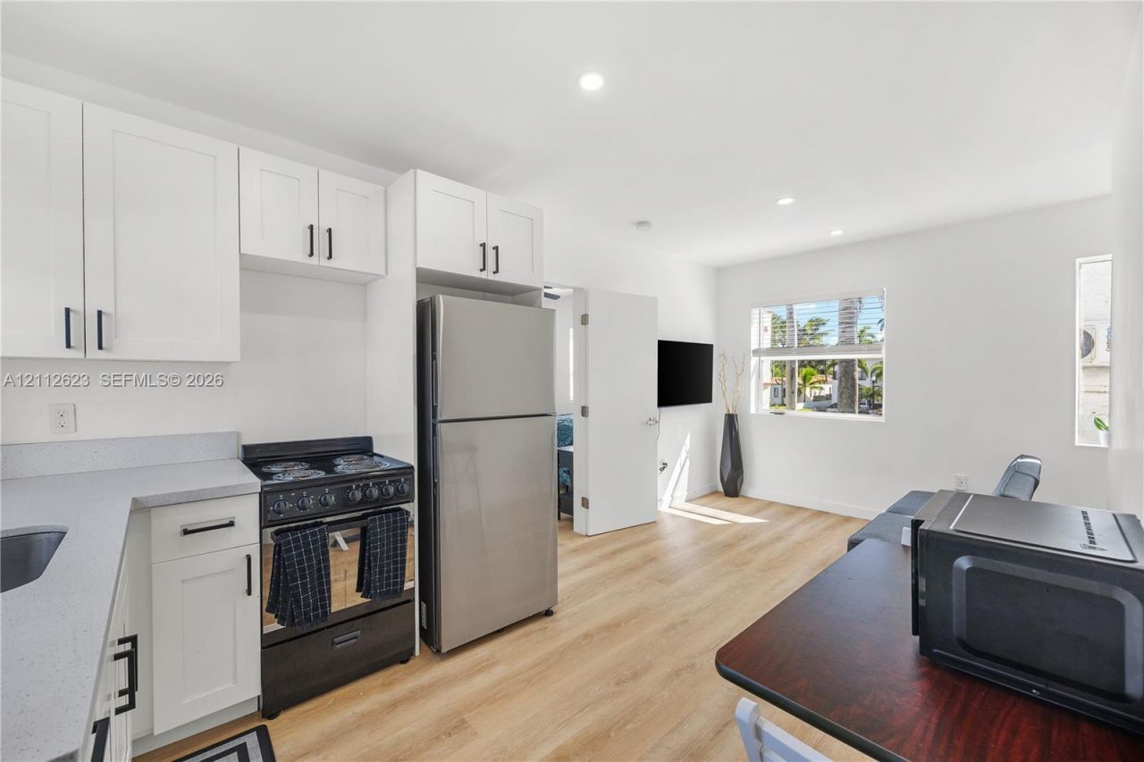 817 Tyler St , Unit 10, Hollywood, FL 33019 Photo