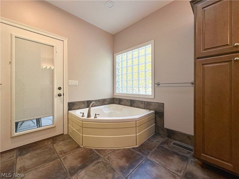 400 Amber Drive SE, Warren, OH 44484 Photo 24