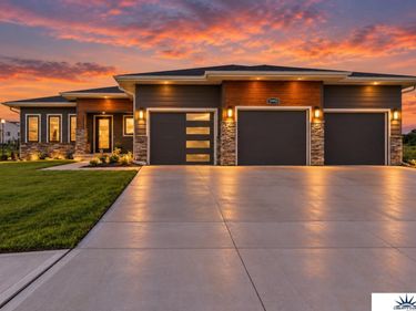 19950 Weir Street, Omaha, NE 68135