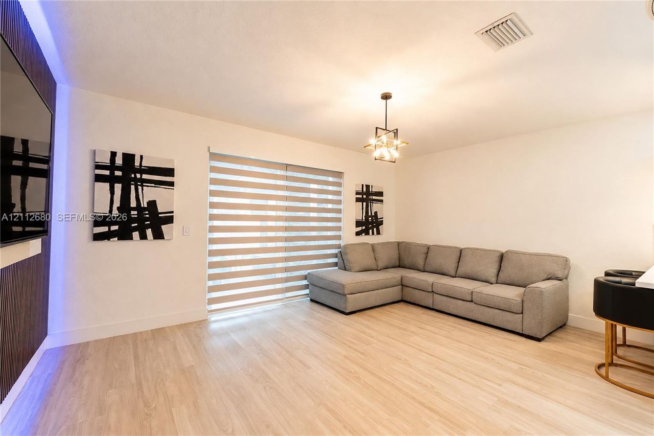 890 SW 154th Path, Miami, FL 33194 Photo