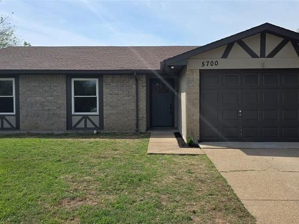 5700 Saddleback Circle, Haltom City, TX 76148