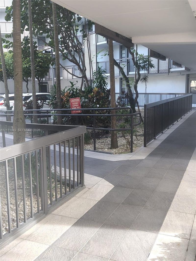 20400 W Country Club Dr , Unit 303, Aventura, FL 33180 Photo