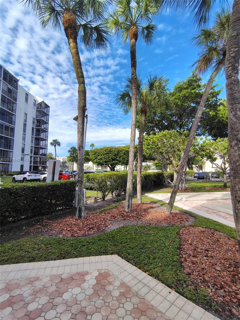 20400 W Country Club Dr , Unit 303, Aventura, FL 33180 Photo