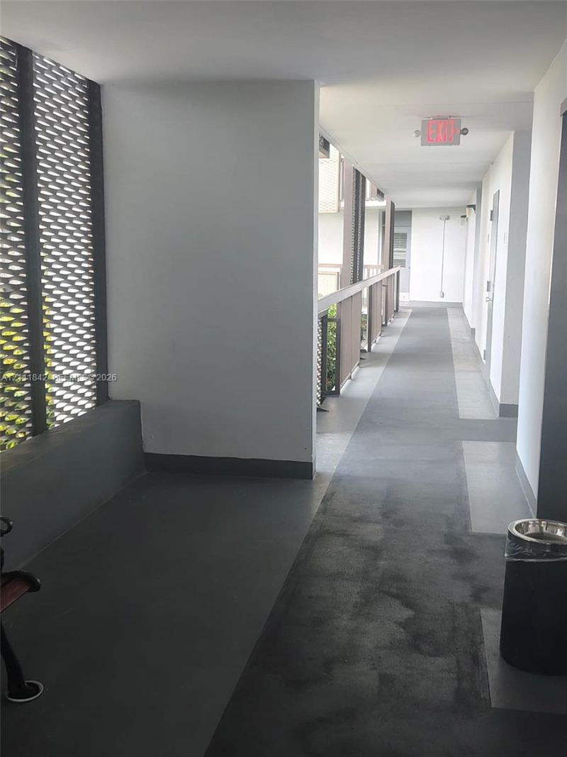 20400 W Country Club Dr , Unit 303, Aventura, FL 33180 Photo