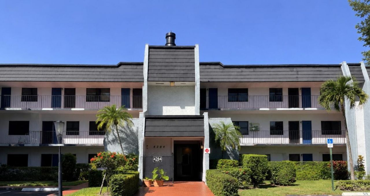 4284 Deste Court, Unit 304, Lake Worth, FL 33467 Photo