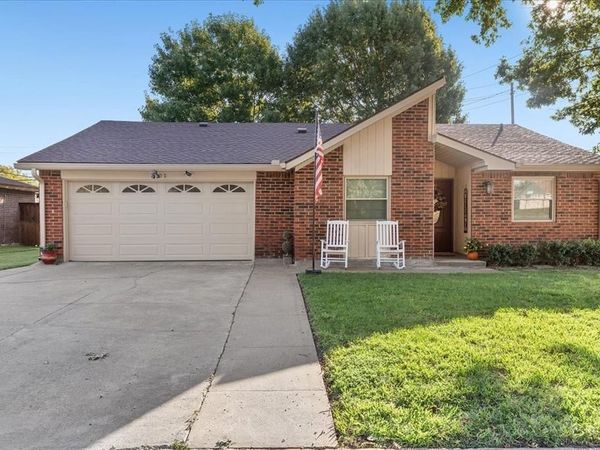 2702 Pebble Beach Drive , Lancaster, TX 75134