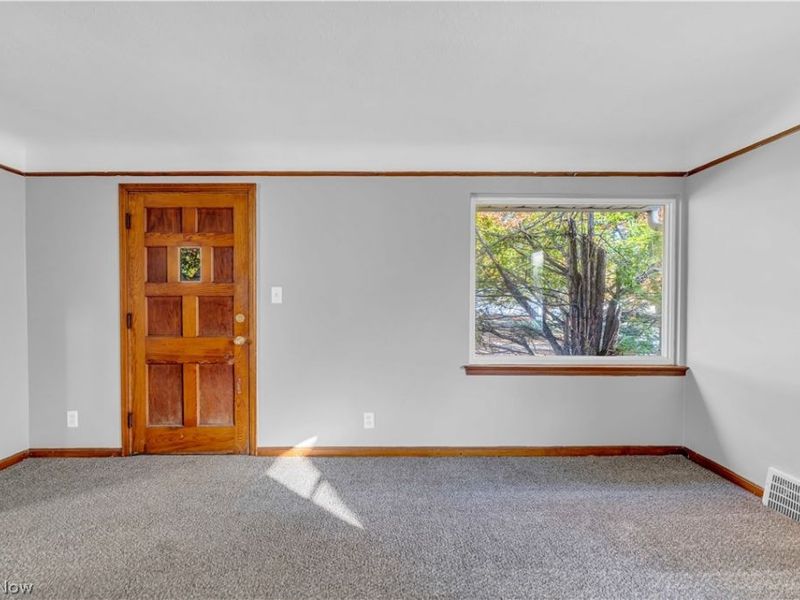 15700 Fernway Drive , Maple Heights, OH 44137 Photo 3