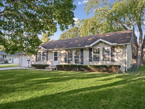 1102 N Union Drive , Monticello, IL 61856