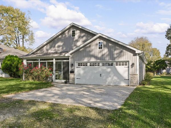 914 E Lincoln Street , Monticello, IL 61856