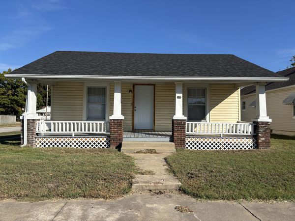 229 W College Street , Aurora, MO 65605
