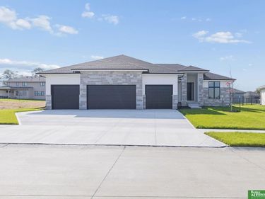 9815 Cumberland Drive, Papillion, NE 68046