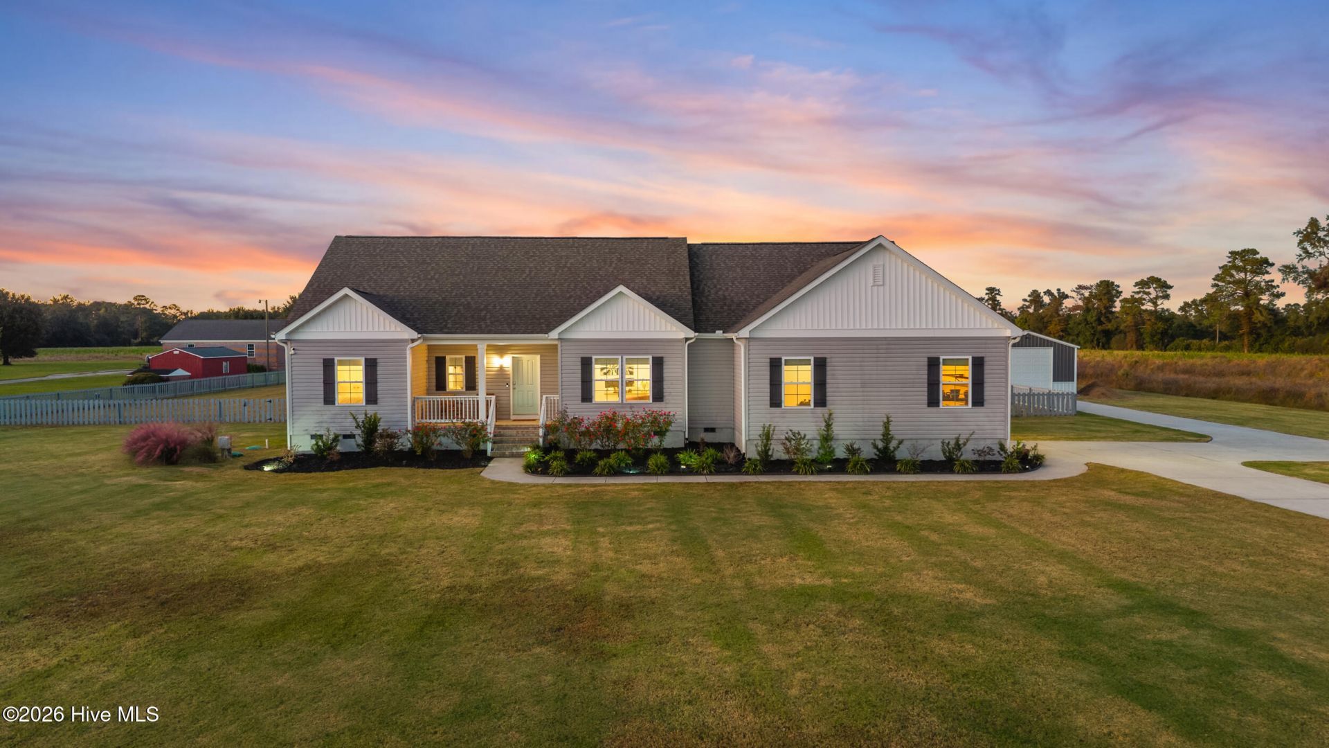 686 Piney Woods Road, Burgaw, NC 28425 Main Photo