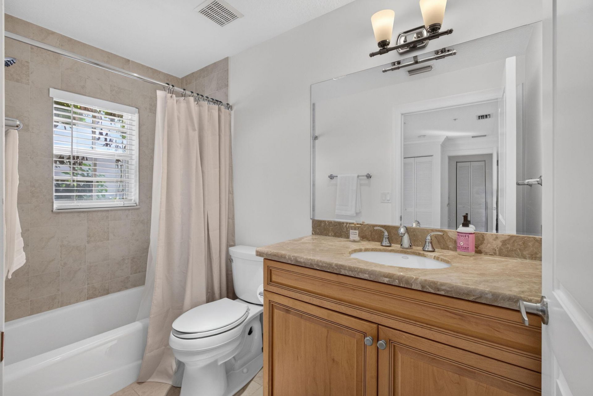 1950 Presidential Way, Unit 10, West Palm Beach, FL 33401 Photo